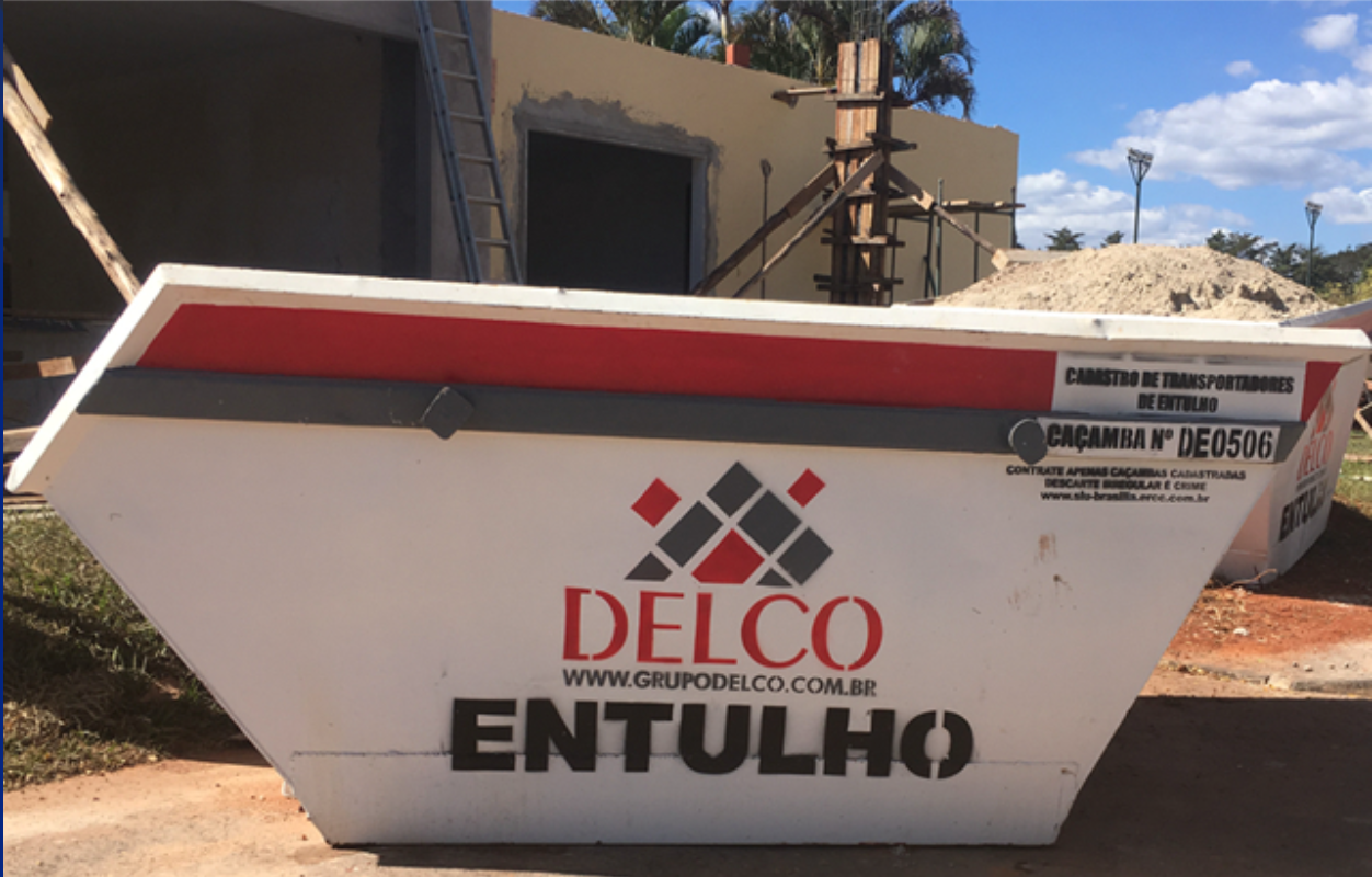 Caçamba em obra residencial
